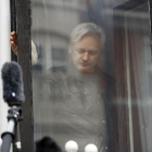 El fundador de WikiLeaks, Julian Assange, detrás de una ventana del edificio de la embajada ecuatoriana en Londres-AP / FRANK AUGSTEIN (AP)