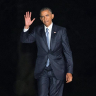 El presidente de los Estados Unidos Barack Obama camina luego de bajar del Marine One a su llegada a la Casa Blanca en Washington (Estados Unidos) hoy.-EFE/JOSHUA ROBERTS/POOL