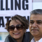Sadiq Khan y su esposa, Saadiya Khan, a su llegada a un colegio electoral al sur de Londres, este jueves.-EFE / HANNAH MCKAY