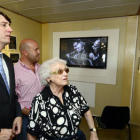 Carlos Martínez y José Manuel Aceña visitan junto a la viuda de Odón Alonso el auditorio en su honor. / Á.M.-