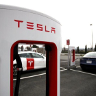 Tesla señaló en un comunicado que todos sus vehículos se venderán exclusivamente a través de internet para reducir sus costes.-GETTY IMAGES