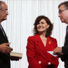 El empresario Pere Relats, recibe la medalla de honor de los premios Pimes 2018 de la mano de la vicepresidenta del Gobierno, Carmen Calvo, y del presidente de Pimec, Josep González. /-ELISENDA PONS