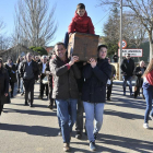 ES tradición que los niños se monten sobre el Arca durante la procesión civil.-V.G.