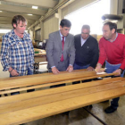Pardo y Soria, flanqueados por los hermanos De Miguel, con madera tratada de PinoSoria. / Á. MARTÍNEZ-