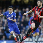 Pedro pelea por el balón con Francis, del Bournemouth, en Stamford Bridge.-REUTERS / PETER NICHOLLS