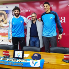 El técnico, Manuel Sevillano, el presidente del club, Alfredo Cabrerizo, y el nuevo jugador, Igor Silva.-HDS