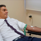 Sánchez, ayer, donando sangre-FERNANDO CALVO MUR