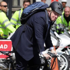 El exalcalde de Londres Boris Johnson, abanderado del 'brexit', conduce su bici por el centro de Londres, este miércoles.-AFP / DANIEL LEAL-OLIVAS