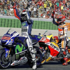 Jorge Lorenzo y Marc Márquez saludan a los aficionados reunidos en Cheste tras acabar primero y segundo en la sesión de clasifiacción del sábado.-EFE / MANUEL BRUQUE