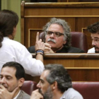 Joan Tardà escucha a Pablo Iglesias, el martes, en el Congreso.-EFE / BALLESTEROS