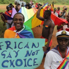Homosexuales ugandeses durante una manifestación del orgullo gay.-EL PERIÓDICO