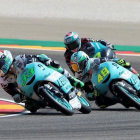 Los pilotos de Moto3 Enea Bastianini (i), Lorenzo Dalla Porta (d) y Adam Norrodin (c), durante la sesión de entrenamientos libres celebrada ayer.-JAVIER CEBOLLADA / EFE