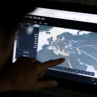 Las amenazas de ciberataques están afectando a todo el mundo, convirtiéndose en una prioridad entre los problemas internacionales.-ERDEM SAHIN (EFE)