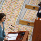 La candidata a la presidencia de la Comunidad de Madrid, Isabel Díaz Ayuso, y el líder del PSOE madrileño, Ángel Gabilondo, en el debate de investidura-JOSÉ LUIS ROCA