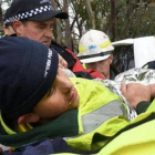 Momento del rescate del niño australiano que pasó cuatro días perdido en el bosque.-
