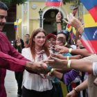 Maduro y su esposa, Cilia Flores, saludan a sus seguidores en un acto en Caracas, el 25 de enero.-/ EFE