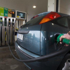 Un cliente reposta en una gasolinera.-FERRAN NADEU