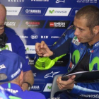 Valentino Rossi le explica, en Brno, a Silvano Galbusera, su técnico, los problemas que sufre cuando pilota la Yamaha.-EMILIO PÉREZ DE ROZAS