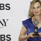 Jessica Lange, con su premio Tony por 'Long day's journey into night'.-REUTERS / ANDREW KELLY