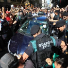 Mossos ayudan a guardias civiles a salir de una concentración de protesta ante la Conselleria dAfers Exteriors.-FERRAN NADEU