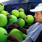 Nadal firma autógrafos a los aficionados en Nueva York, el sábado.-