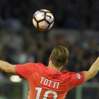Francesco Totti controla el balón en el partido Fiorentina-Roma del pasado domingo.-AFP / ANDREAS SOLARO