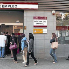Cola de parados en una oficina de empleo de la Comunidad de Madrid.-Foto: AGUSTÍN CATALAN