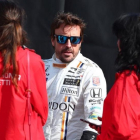 Fernando Alonso conversa con dos componentes del equipo de Mario Andretti, en el test celebrado hoy.-STEVE C MITCHELL