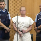 Brenton Harrison Tarrant, autor de la masacre de Nueva Zelanda, ha comparecido este sábado ante un tribunal de Christchurch y se ha despedido formando con su mano derecha algo parecido a ese OK invertido que utilizan los supremacistas blancos.-AFP/ MARK MITCHELL