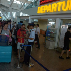 Pasageros haciendo cola en el aeropuerto Ngurah Rai de la isla de Bali, después de que retomara su actividad.-/ REUTERS / ANTARA FOTO (REUTERS)