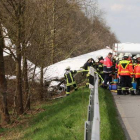 Los servicios de emergencia tratan de socorrer a las víctimas del accidente de una avioneta que se estrelló contra una autopista en Alemania.-Foto: EFE / MARKUS HIBBELER