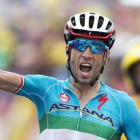 Vincenzo Nibali celebra la victoria en la Toussuire, con la que además se quedó a tiro del podio.-Foto: AP / PETER DEJONG