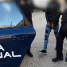 Imagen cuando la Policía detiene a uno de los familiares.-- E.M.