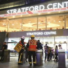 Servicios de emergencia en el centro comercial de Stratford, este sábado.-AP