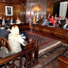 Los concejales del PSOE votan a favor de la moción que pide un reparto del 80-20%.-ÁLVARO MARTÍNEZ