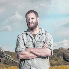 Imagen del periodista David Beriain, presentador de 'Amazonas clandestino', acompañado de dos guerilleros de las FARC colombianas.-Foto: DISCOVERY MAX