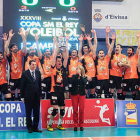 Cai Teruel celebra el título copero. / RFEVB-
