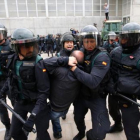 Las Fuerzas de Segurida del Estado intervienen en San Julià de Ramis, donde el entonces presidente de la Generalitat, Carles Puigdemont, debía votar el 1-O.-EL PERIÓDICO