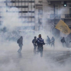 Incidentes en la manifestación en Atenas contra el cambio de nombre de Macedonia.-YANNIS KOLESIDIS (EFE)