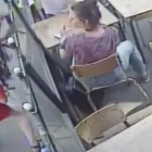 Captura de pantalla de la agresión de una joven en París-YOUTUBE