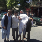 Tres personas ayudan a un hombre herido en el atentado de este miércoles en Kabul.-AP / RAHMAT GUL