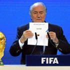 Joseph Blatter, presidente de la FIFA, anuncia la elección de Catar como sede para el Mundial 2022.-Foto: EFE / WALTER BIERI