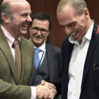 De Guindos y Varoufakis, en la reunión del Eurogrupo del viernes.-Foto: REUTERS / ERIC VIDAL