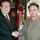 El exlider del Corea del Norte, Kim Jong Il, con el expresidente de China, Jiang Zemin, en una foto de abril del 2004.-AP / HU HAIXIN