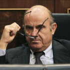 El ministro de Economía, Luis de Guindos, en su escaño del Congreso.-EFE / MARISCAL