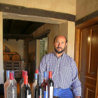 El enólogo Ildefonso Gregorio Hidalgo posa en la entrada de la bodega con sus vinos.-M.T.