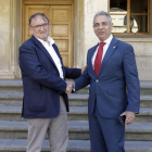 Francisco Rubio y Moisés Israel se saludan en la plaza Mayor, con la fachada del Ayuntamiento de fondo.-Luis Ángel Tejedor