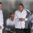 Raúl Castro, presidente de Cuba (centro) da la mano al comandante jefe de las FARC, Rodrigo Londoño, en presencia del presidente de Colombia, Juan Manuel Santos, en Cartagena de Indias, el 26 de septiembre.-AP / FERNANDO VERGARA