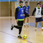 La plantilla numantina se entrenó ayer en el pabellón de Los Pajaritos debido a la nieve caída.-Álvaro Martínez