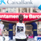 El keniano Anthony Maritim entra vencedor con 2.08.08, su mejor marca personal.-QUIQUE GARCÍA (EFE)